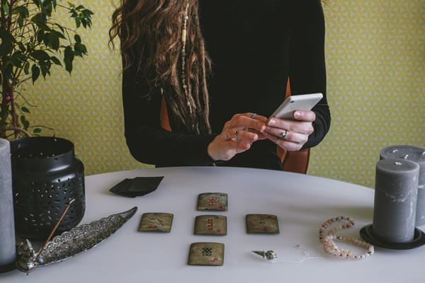 Místicos Online - Carmelita já nasceu mística!!! Vinda de família cigana,  utiliza do Baralho Cigano, Tarot Clássico e Cartas Xamânicas para mostrar  os caminhos para você. Ela está conosco desde maio de